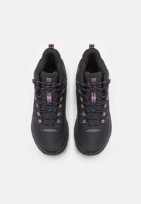 Czarne buty trekkingowe o teksturowanym wykończeniu, z purpurowymi akcentami i paskowanym sznurówkami. Średnia cholewka z wyściełanym kołnierzem i gumową podeszwą.