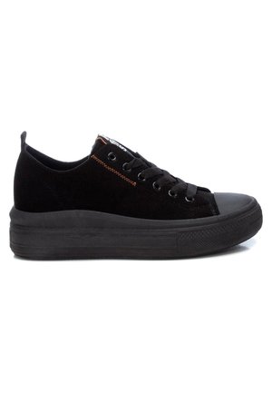 Zapatillas de ante negro de corte bajo con suela de goma, diseño de cordones y suela texturizada negra. Presentan costuras naranjas a lo largo de los ojetes.