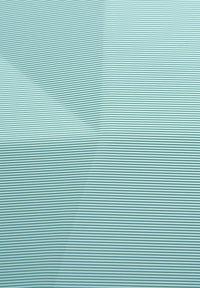 Material textil en azul claro con rayas horizontales, espaciadas de manera uniforme, en azul más oscuro. La superficie parece suave con un ligero brillo.