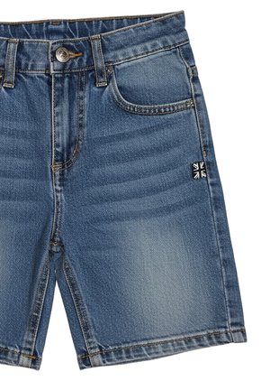 Shorts in denim blu con tasche frontali, passanti per cintura, chiusura con bottoni e una piccola etichetta Union Jack in bianco e nero sul lato destro.