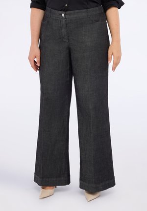 Donkergrijze wijde broek gemaakt van een denimachtige stof, met een knoopsluiting en twee voorkruiszakken. De zoom is netjes afgewerkt.