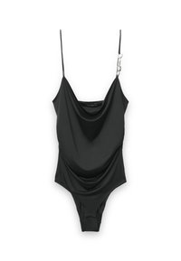 Schwarzer Einteiler mit verstellbaren Spaghettiträgern, vorne mit drapiertem Stoff und einem metallischen Akzent am Träger.