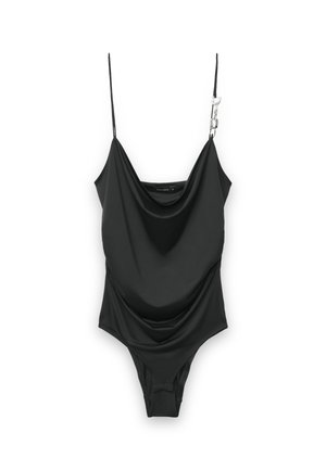 Schwarzer Einteiler mit verstellbaren Spaghettiträgern, vorne mit drapiertem Stoff und einem metallischen Akzent am Träger.
