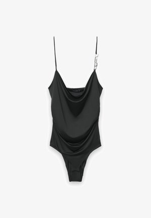 Schwarzer Einteiler mit verstellbaren Spaghettiträgern, vorne mit drapiertem Stoff und einem metallischen Akzent am Träger.