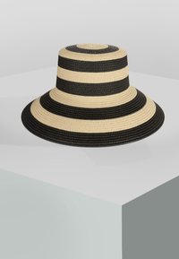 Schwarz-beige gestreifte breite Hut aus gewebtem Material, mit abwechselnden horizontalen Bändern, die eine glatte Textur aufweisen, und einer runden Krone.