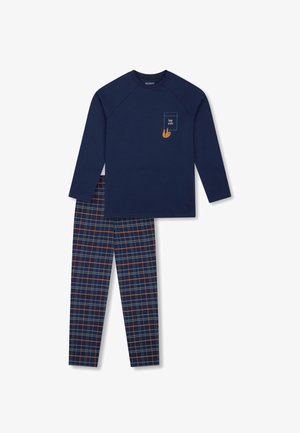 Maglietta a maniche lunghe color navy con tasca grafica e design di foglia marrone, abbinata a pantaloni da pyjama a quadri nei toni di navy, verde e arancione.
