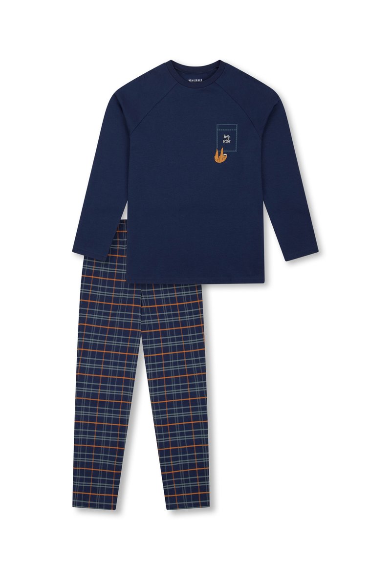 Camiseta de manga larga azul marino con gráfico de bolsillo y diseño de hoja marrón, combinada con pantalones de pijama de cuadros en tonos azul marino, verde y naranja.