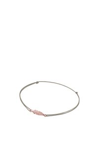 Bracciale in metallo argentato con una fascia sottile e un charm a forma di piuma rosa, caratterizzato da una texture liscia e un design minimalista.
