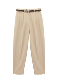 Pantalones de color beige, de tiro alto, hechos de una tela suave, con un cinturón marrón con hebilla metálica y pliegues frontales para mayor estructura.