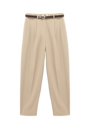 Beige, hoch taillierte Hose aus glattem Stoff, mit einem braunen Gürtel und einer Metallschnalle sowie vorderen Falten für zusätzliche Struktur.