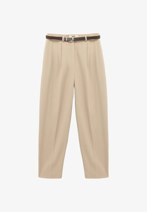 Beige, hoch taillierte Hose aus glattem Stoff, mit einem braunen Gürtel und einer Metallschnalle sowie vorderen Falten für zusätzliche Struktur.