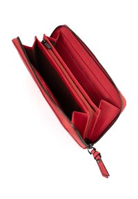Portafoglio in pelle rossa con chiusura a zip, compartimenti interni e slot per carte. Presenta una texture liscia e una fodera marrone a contrasto.