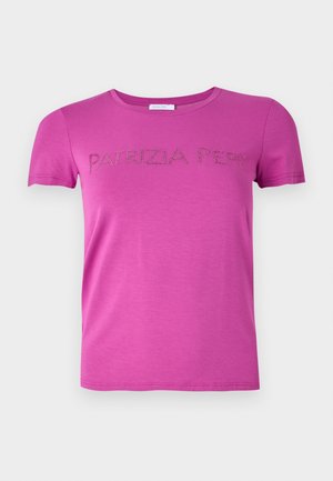 Fuksia lyhythihainen t-paita, joka on valmistettu pehmeästä kankaasta ja jossa on "PATRIZIA PEPE" -teksti strasseilla rinnassa, vaihtoehtona pyöreä pääntie.