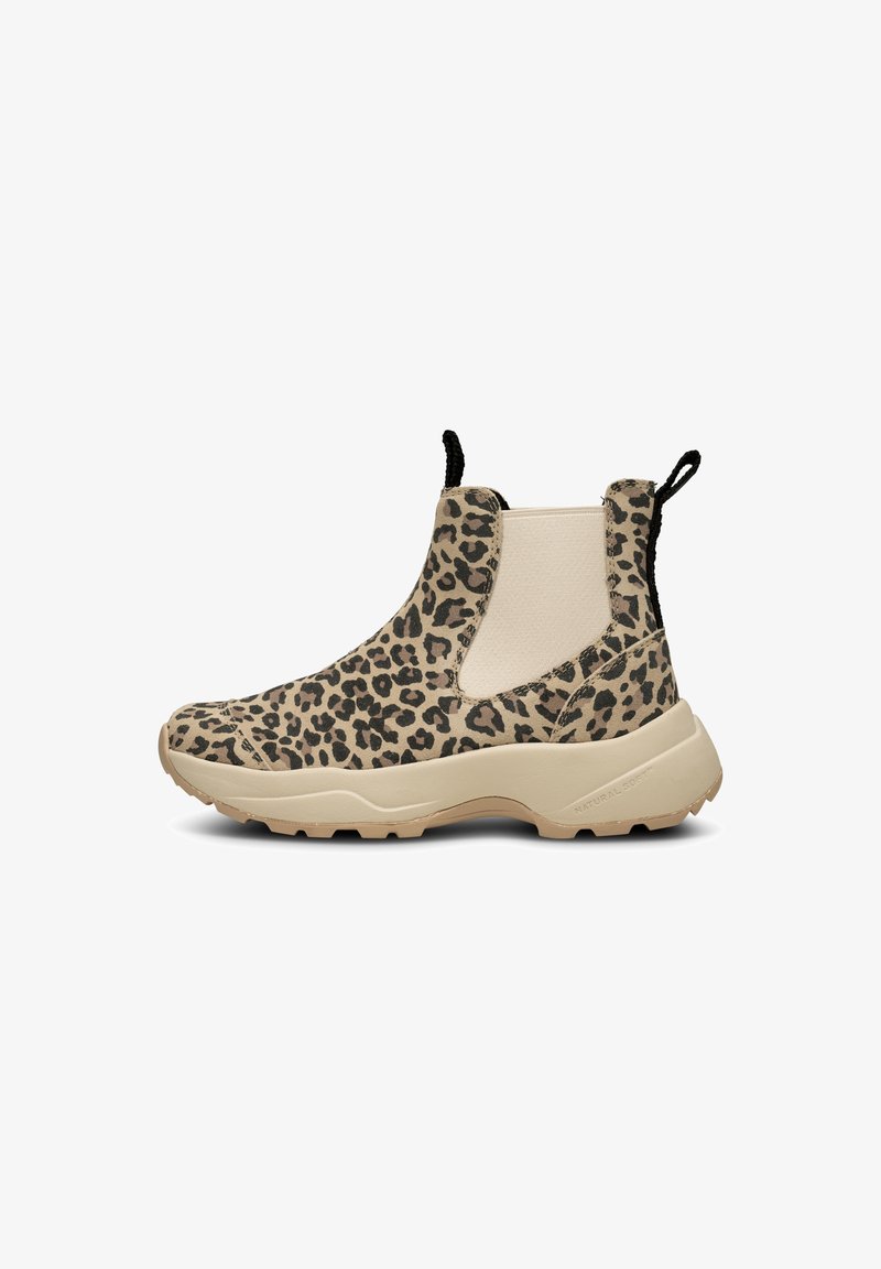 Botines de piel de leopardo con paneles laterales elásticos y un tirador negro, que cuentan con una suela beige acolchada para mayor comodidad y agarre.