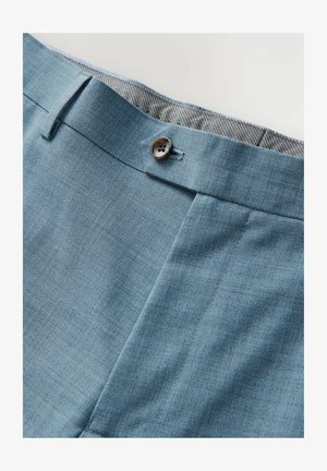 Světle modré kalhoty s texturovanou tkaninou, vybavené hnědým knoflíkem a kontrastní podšívkou s vzorem. Design s plochým předním dílem a bočními kapsami.