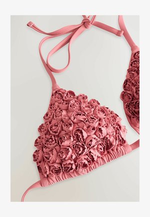 Haut de bikini rose en tissu texturé floral, avec des motifs de roses en relief en trois dimensions, des bretelles ajustables et des côtés froncés.