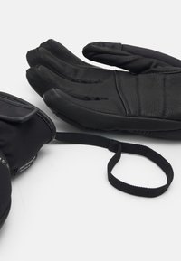Schwarze Handschuhe mit einer strukturierten Lederhandfläche, softem Stoffäußeren und Fingeröffnungen. Inklusive verstellbarem Riemen für eine sichere Passform.