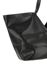 Bolso tote de cuero negro con textura suave, diseño angular y abertura amplia. Detalles de costuras a lo largo de los bordes realzan la estructura.