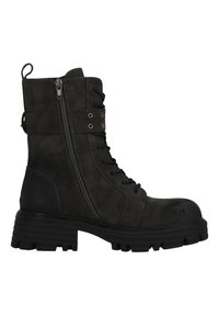 Botines de ante negro con suela de goma gruesa, cremallera lateral, parte delantera con cordones y detalles en metal plateado. Diseño robusto con puntera redondeada.
