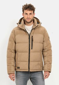 Beige Puffer-Jacke mit abnehmbarem Kapuzen, Frontreißverschluss und vertikaler Brusttasche. Verfügt über Akzente aus Cordstoff an Schultern und Ärmeln.