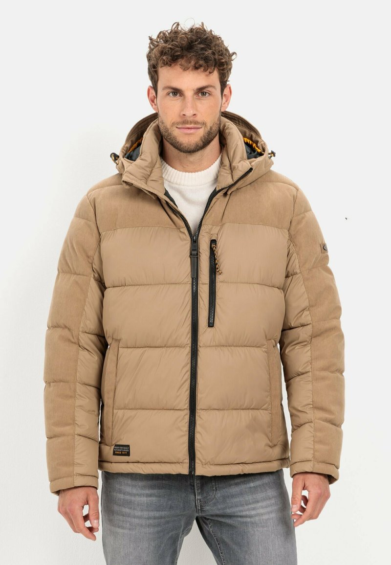 Beige Puffer-Jacke mit abnehmbarem Kapuzen, Frontreißverschluss und vertikaler Brusttasche. Verfügt über Akzente aus Cordstoff an Schultern und Ärmeln.