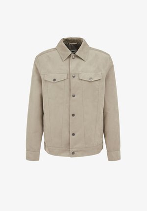 Giacca in camoscio beige con colletto, due tasche sul petto e chiusura frontale con bottoni. Presenta cuciture ben visibili e un design a taglio dritto.