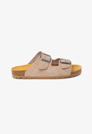 Sandalia deslizante beige de ante con punta abierta, dos correas ajustables con hebilla metálica y suela de corcho con suela exterior de goma texturizada.