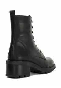 Bottine noire en cuir avec un talon épais, un devant lacé et une finition texturée, présentant des œillets en métal argenté et une languette à l'arrière.