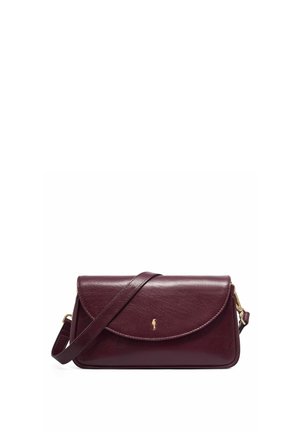 Ciemnobordowa skórzana torba typu crossbody z zakrzywioną klapką i małym złotym logo z przodu, na białym tle.