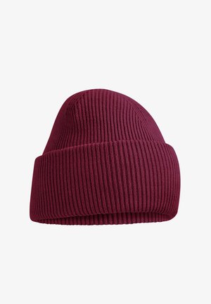 Bordeauxrote gestrickte Mütze mit umgeschlagenem Bündchen, zeigt geripptes Muster und dichten Maschenverband.