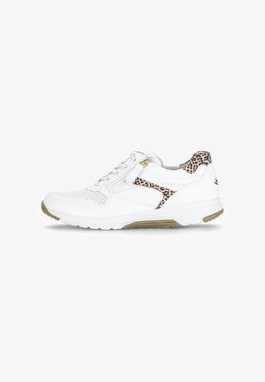 Witte sportschoen met een geperforeerd bovenwerk, vetersluiting, luipaardprint accenten op de hiel en een gestructureerde rubberen zool.