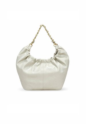 Bolso de piel blanca con un diseño fruncido, una correa de cadena dorada y una textura suave; presenta un fondo estructurado y un ligero arrugado.