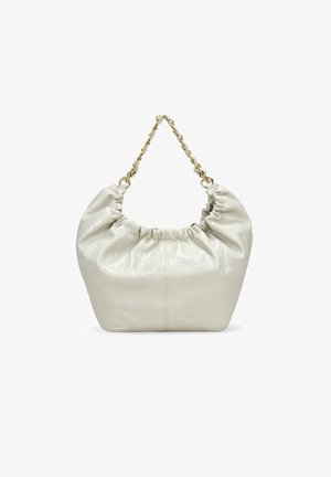 Bolso de piel blanca con un diseño fruncido, una correa de cadena dorada y una textura suave; presenta un fondo estructurado y un ligero arrugado.