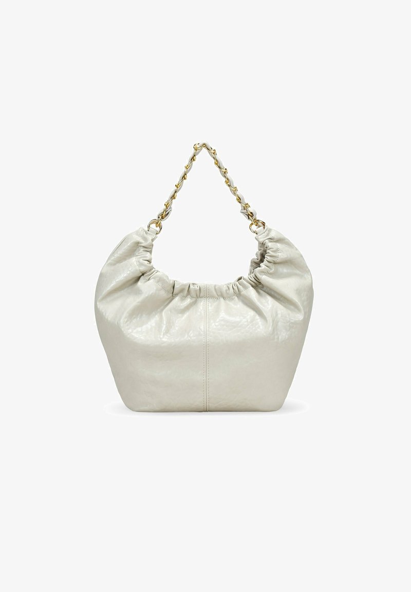 Bolso de piel blanca con un diseño fruncido, una correa de cadena dorada y una textura suave; presenta un fondo estructurado y un ligero arrugado.