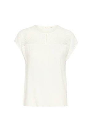 Blouse blanche avec un col rond, des manches courtes, et un panneau en dentelle sur le dessus. Texture lisse, coupe décontractée, et fermeture avec un seul bouton.