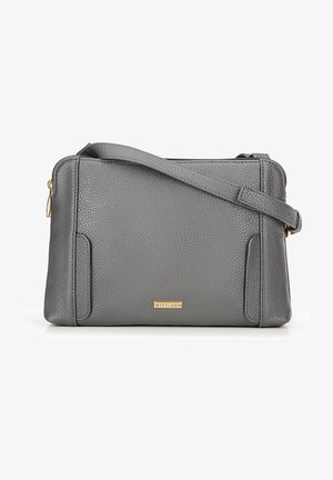 Graue Leder-Crossbody-Tasche mit strukturierter Oberfläche, goldenen Hardware-Details und Logo-Plakette. Verfügt über einen Reißverschluss und einen verstellbaren Tragegurt.