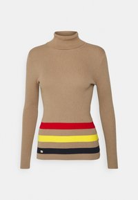 Suéter de punto acanalado de color marrón con cuello alto y mangas largas, de silueta ajustada. Presenta franjas horizontales en rojo, amarillo y azul marino en la cintura.