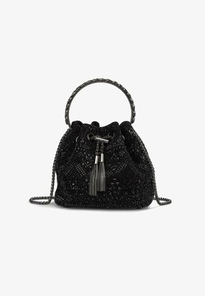 Schwarze Bucket Bag aus strukturiertem Stoff, mit einem Kordelzugverschluss, Kettenriemen, metallischen Akzenten und dekorativen Quasten.