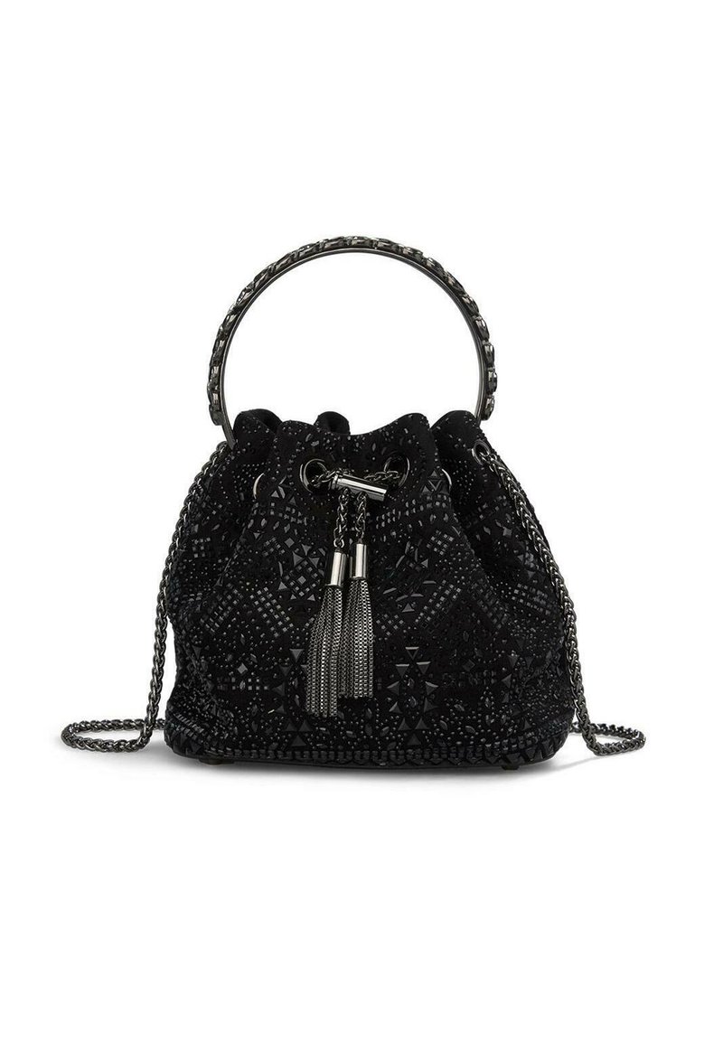 Czarna torba typu bucket z teksturowanej tkaniny, z ściąganym zapięciem, łańcuszkowym paskiem, metalowymi akcentami oraz dekoracyjnymi frędzlami.
