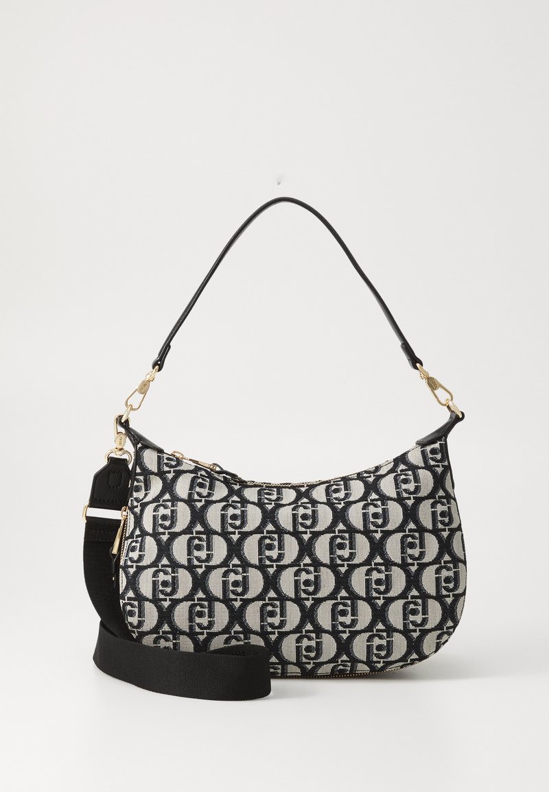 Borsa hobo realizzata in tessuto fantasia in bianco e nero. Presenta una forma arrotondata, rifiniture in pelle nera e una tracolla removibile.