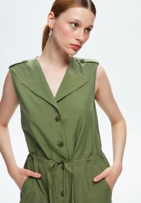 adL FRONT BUTTONED SLEEVELESS - Abito a camicia - green