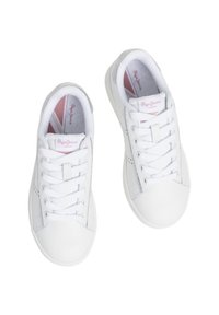 Vita sneakers med en slät läderoversida och nätdetaljer, med snörning och subtil rosa branding på tungan.