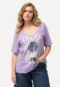 Ulla Popken LOVE SEQUINED - Triko s potiskem - lavender