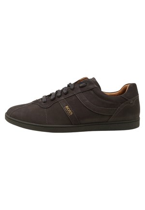 Donkerbruine leren casual sneaker met veters, een laag profiel, gestikte details en het "BOSS"-logo op het zijpaneel.