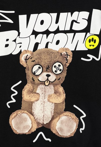 Tessuto nero con un orsetto di cartone con occhi a bottone e bocca cucita, circondato da linee scarabocchiate bianche. Il testo recita "tuo! Barrow."