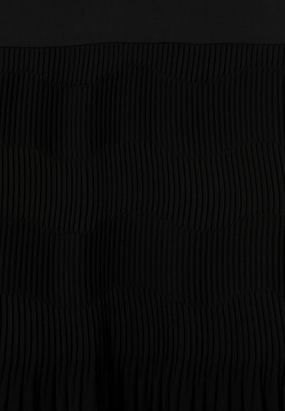 Textil negro plisado con secciones onduladas alternas y secciones lisas. El material parece suave con un ligero brillo. Color uniforme en toda la superficie.