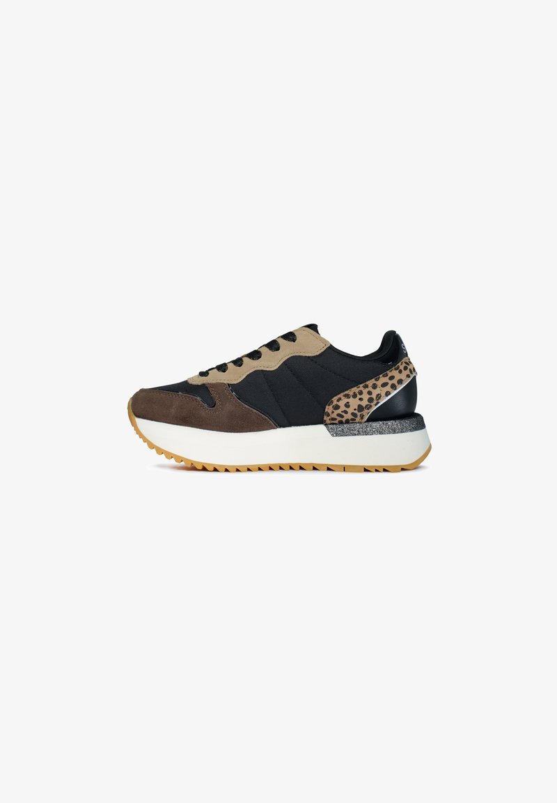 Sneaker con tessuto nero, suede marrone e dettagli beige, dotata di un tallone in stampa leopardata e una suola intermedia bianca. Suola in gomma testurizzata.