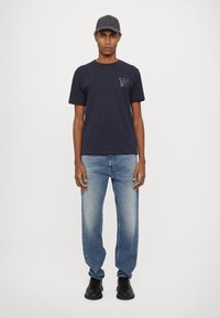 DOUBLE A BY W.W. ACE CHEST PRINT UNISEX - Triko s potiskem - dark navy