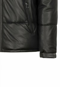 Sort læderjakke med en lynlåslomme på venstre side, polstret design og optrukne manchetter; glat tekstur og strømlinet finish.