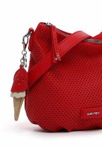 Rød perforeret lædertaske med lynlåslukning, der har en aftagelig iskremcharme og en tredimensionel tekstur. Logo-patch på siden.